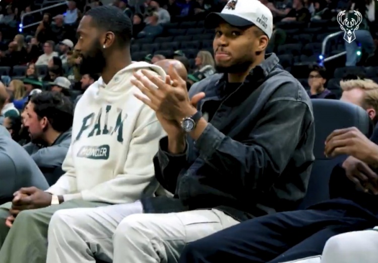 kaiyun-看到弟弟罚球得分 字母哥大叫:我现在就能退役啦 我已做到了一切